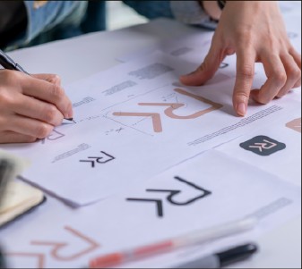 브랜드 아이덴티티 스케치 작업 사진